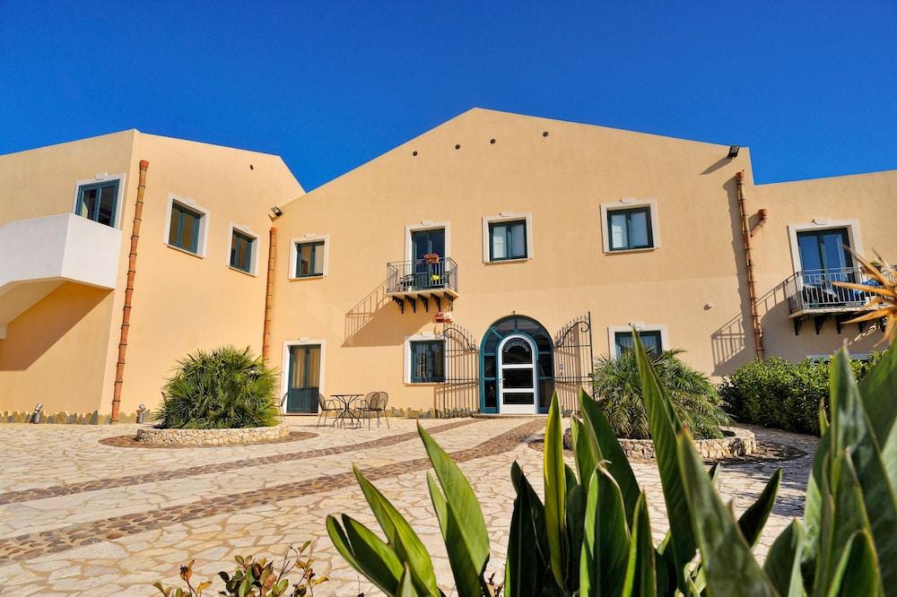 Hotel Baglio Dello Zingaro 4*